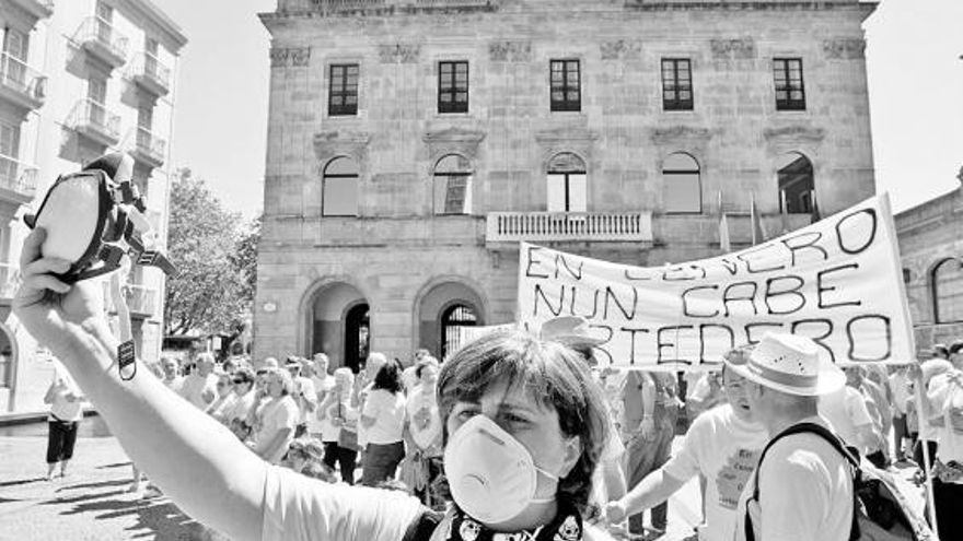 Manifestantes contra el vertedero de La Enmesnada, ayer, en la plaza Mayor. / juan plaza