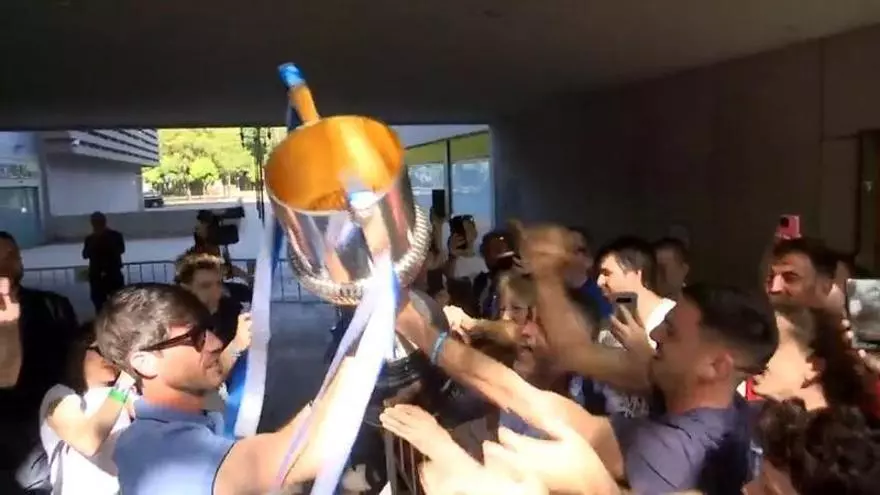 Aritz Elustondo comparte la Copa con aficionados antes de volver a San Sebastián