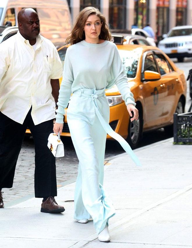 Gigi Hadid, look azul y los botines blancos que son tendencia