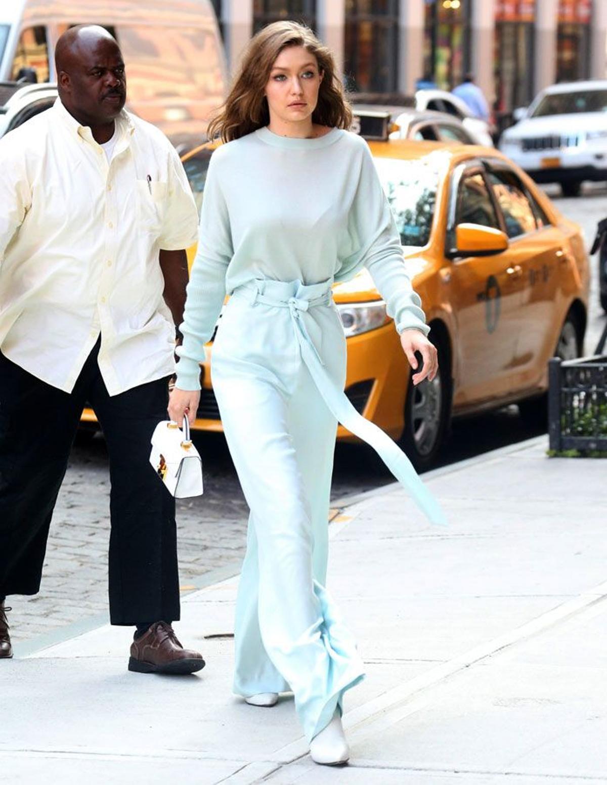 Gigi Hadid, look azul y los botines blancos que son tendencia