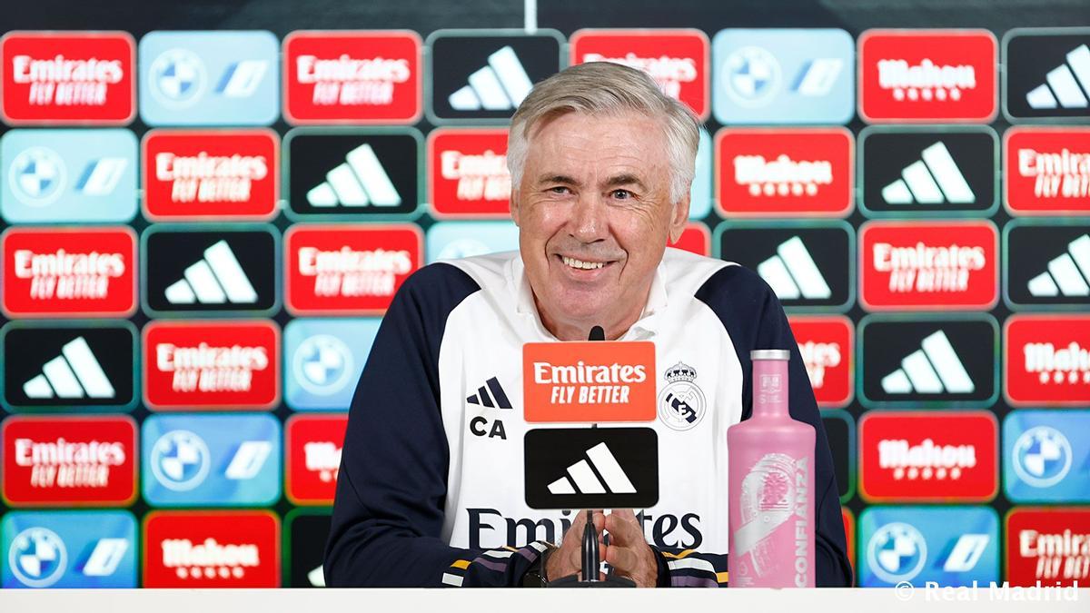 Carlo Ancelotti, entrenador del Real Madrid, durante la comparecencia previa al 'clásico'.