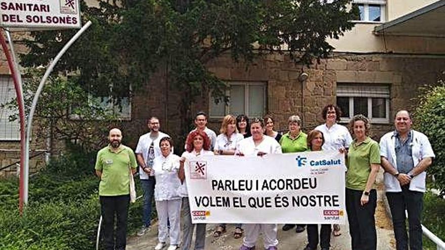 Treballadors manifestant-se davant del Centre Sanitari