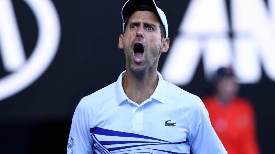 Djokovic cede un set pero pasa a octavos