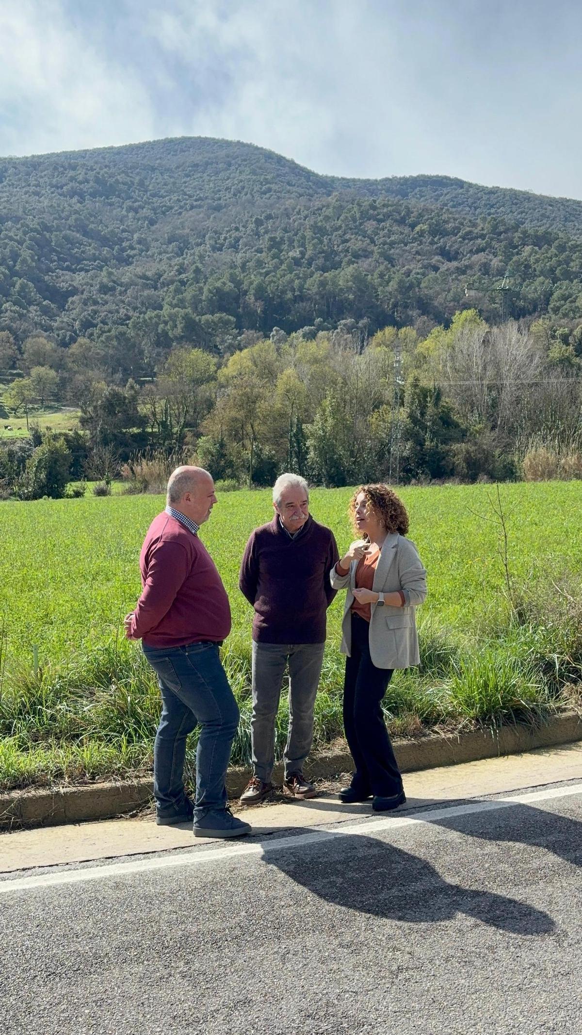 L'alcalde de Porqueres, Xicu Castanyer, i l'alcalde de Canet d'Adri, Enric Subils, parlen amb la diputada Laia Cañigueral a la carretera de Rocacorba.