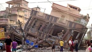 Las labores de limpieza continúan en Mandalay, Birmania, tras el terremoto de la semana pasada