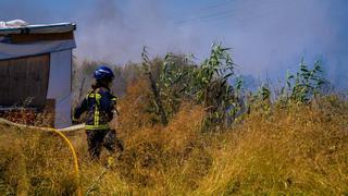 Un incendio en unas barracas cercanas al Port de Barcelona obliga a movilizar cinco dotaciones de Bombers