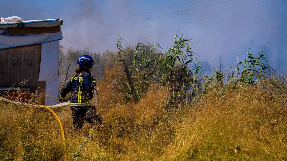 Un incendio arrasa una zona de barrancos entre el polígono industrial y el puerto de Barcelona