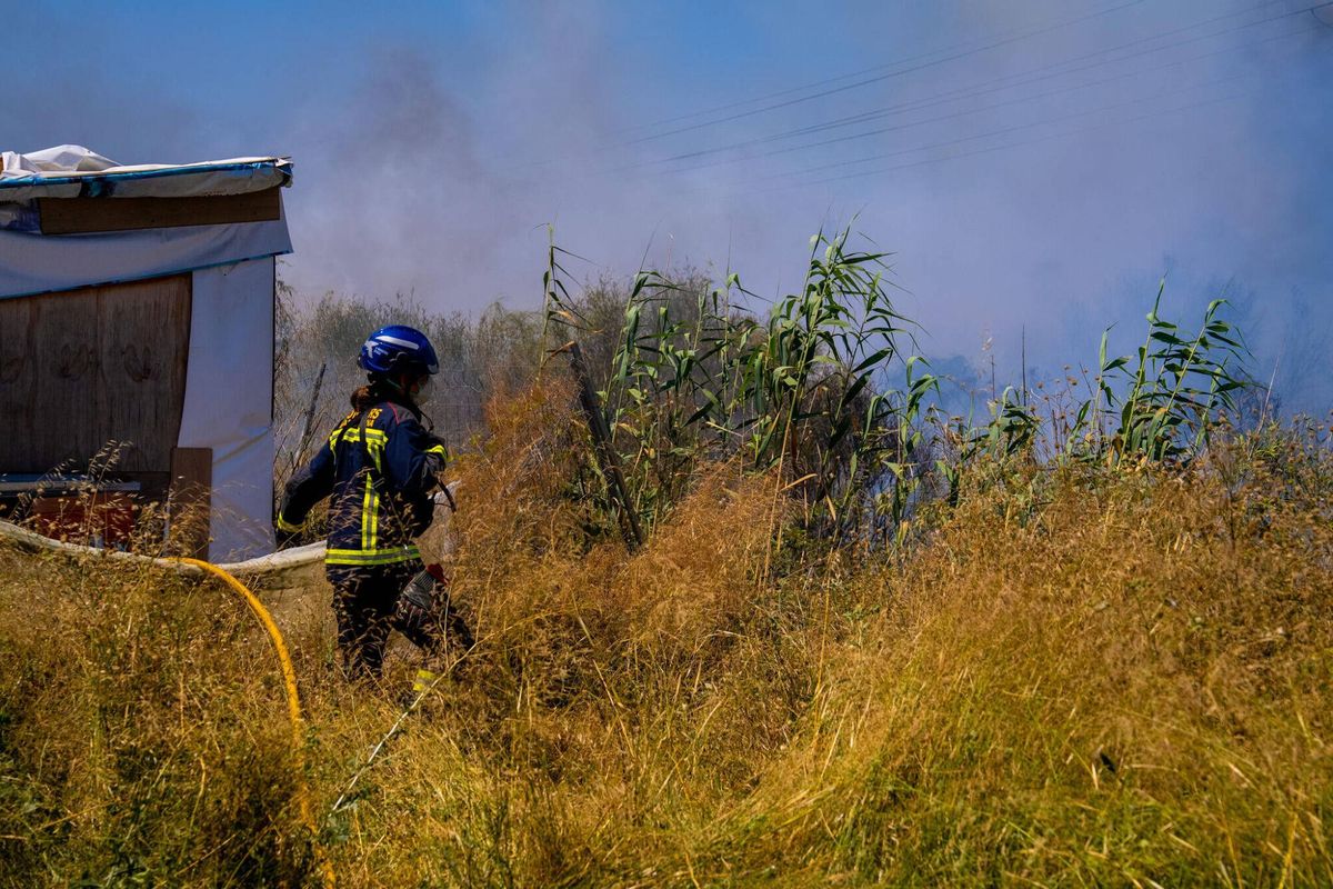 Un incendio arrasa una zona de barrancos entre el polígono industrial y el puerto de Barcelona