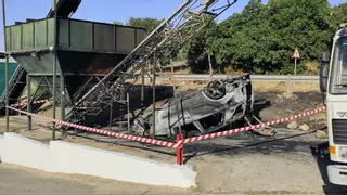 Un conductor resulta ileso en una salida de vía en la que su coche quedó calcinado en Lucena