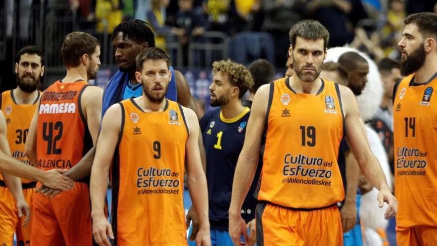 Los jugadores del Valencia, tras el partido ante el Alba Berlín.