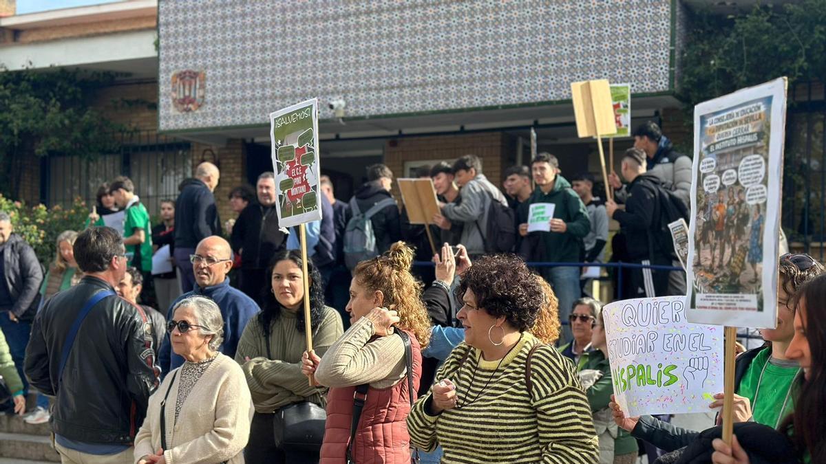 Vídeo | Protetas en Pino Montano por el cierre del IES Híspalis