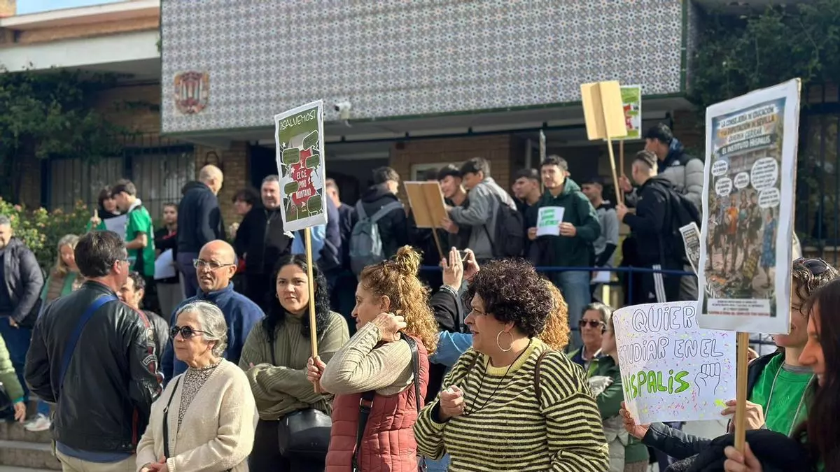 Alumnos, profesores y padres claman contra el cierre del instituto Híspalis: "No vamos a permitir más abandono a Pino Montano"