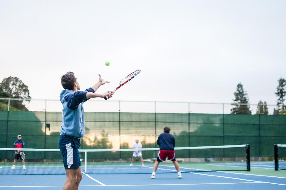 Consejos de los fisioterapeutas para evitar el codo de tenista