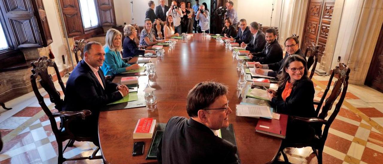 El nuevo gobierno durante su primera reunión de ayer en el Palau de la Generalitat.