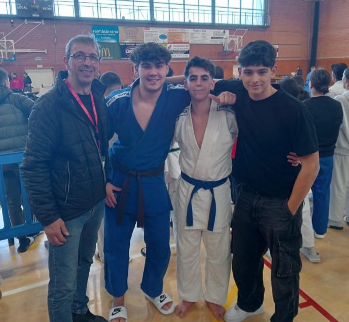 Aleksei Mustafin, vestit de blau, amb el tècnic Miquel Riera a la seva dreta.