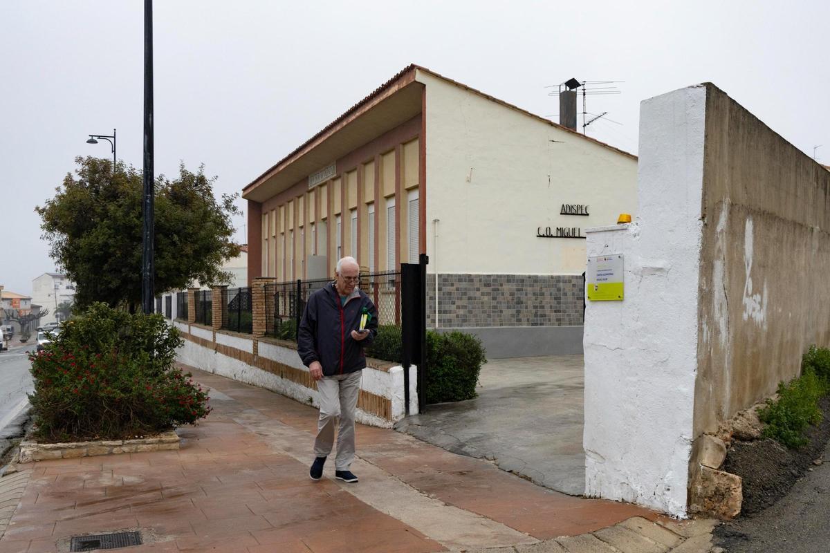 Un hombre pasa por delante de uno de los edificios gestionados por Adispec en Enguera, en una imagen captada ayer.