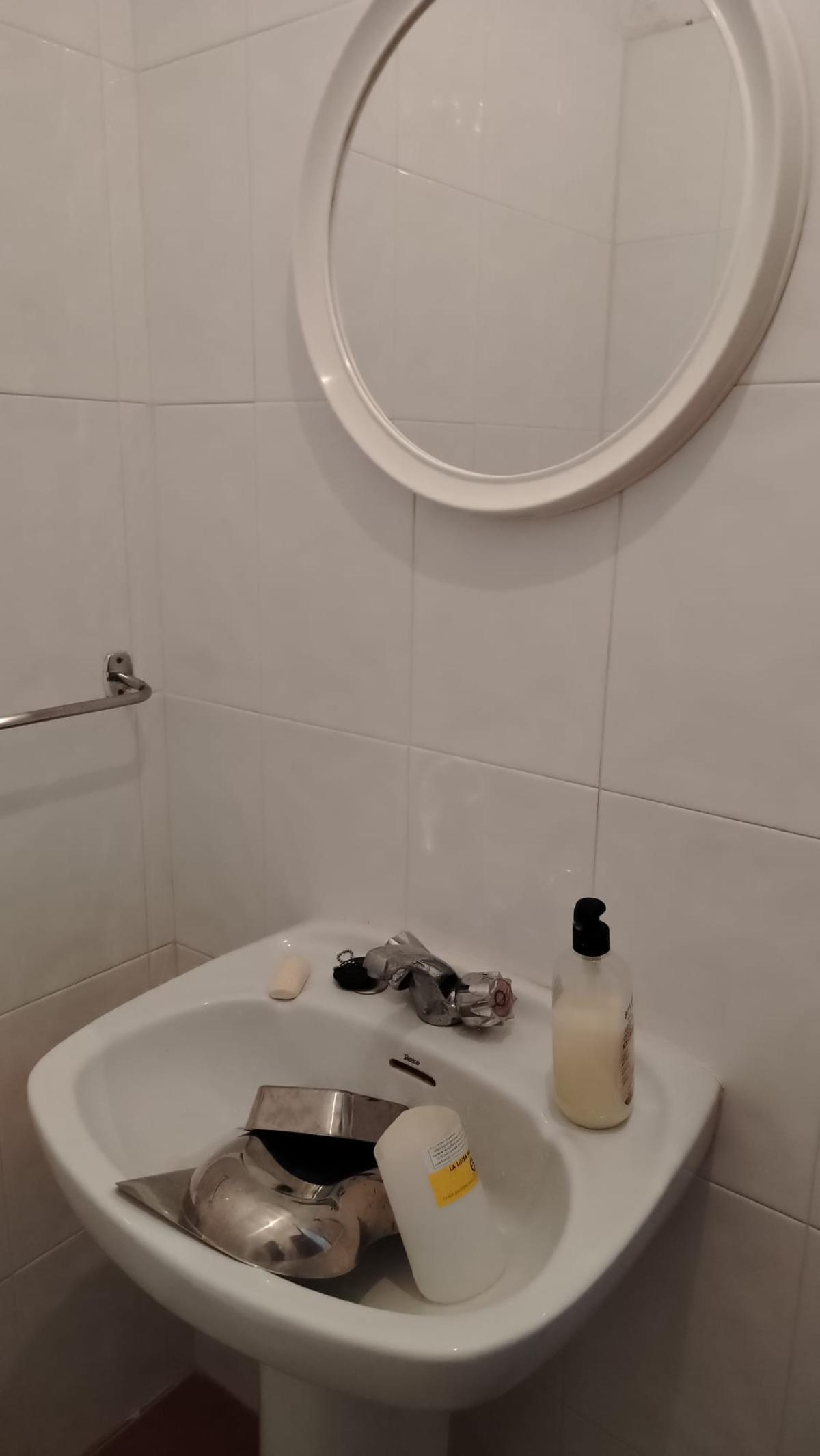 Imagen del baño del consultorio médico de San Martín de Terroso