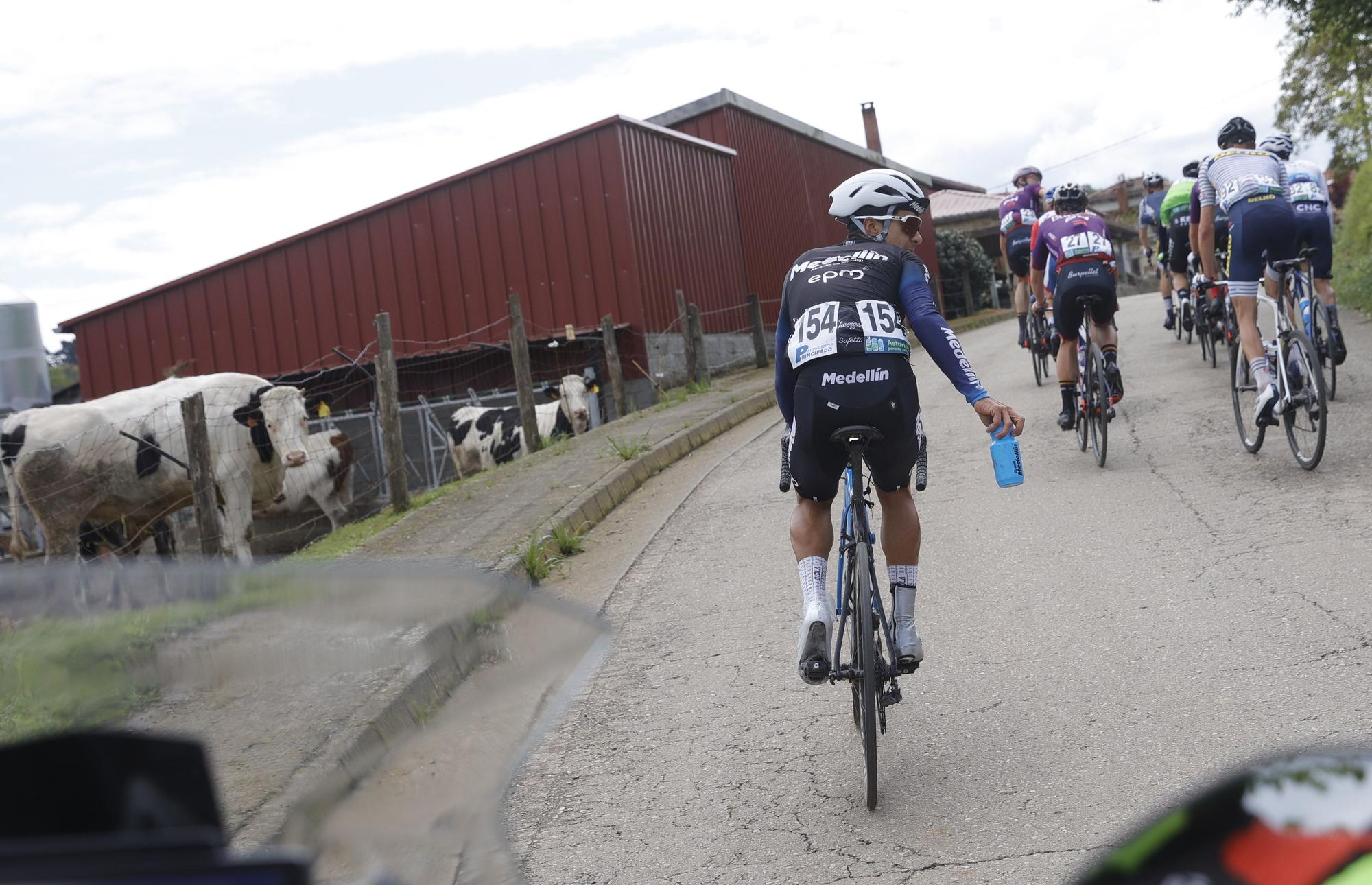 La segunda etapa de la Vuelta Ciclista a Asturias, en imágenes