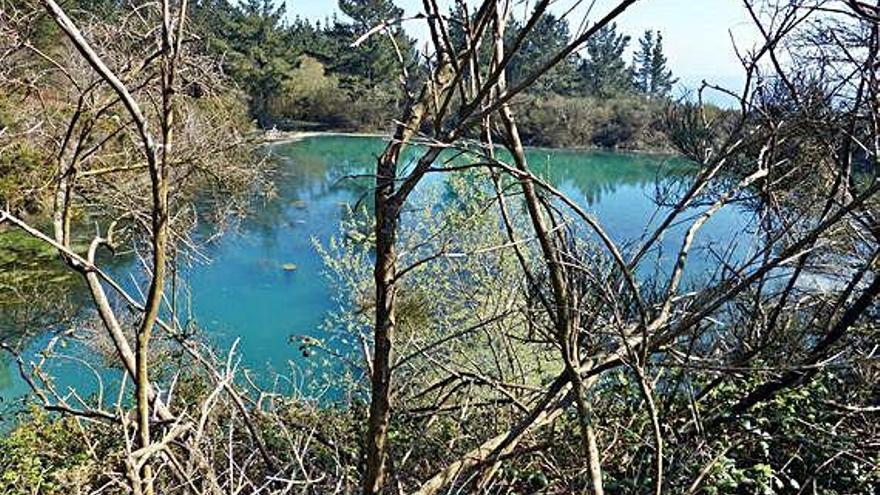 Una de las balsas de la explotación minera de Monte Neme, entre Carballo y Malpica.