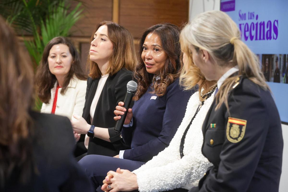 La conductora de autobús urbano Yanet Tamayo, quien, procedente de Colombia, obtuvo el carnet en la Casa de la Mujer