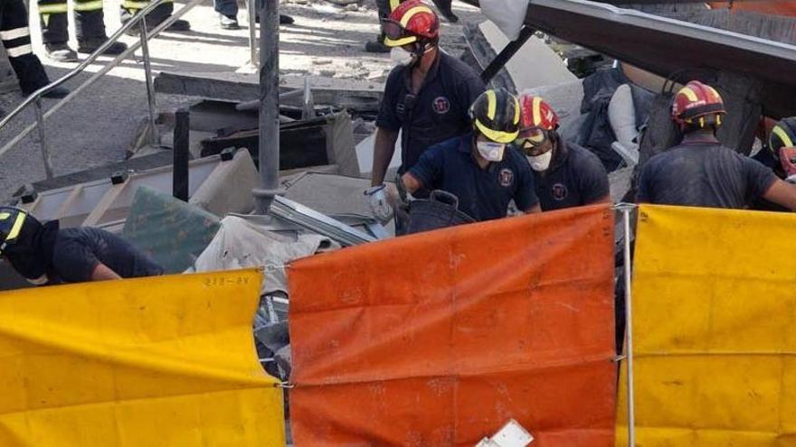 Muere una mujer y buscan a nueve personas tras derrumbarse un edificio en Tenerife