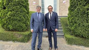 El líder de Junts, Carles Puigdemont, junto al presidente del Parlament, Josep Rull, en Bruselas.