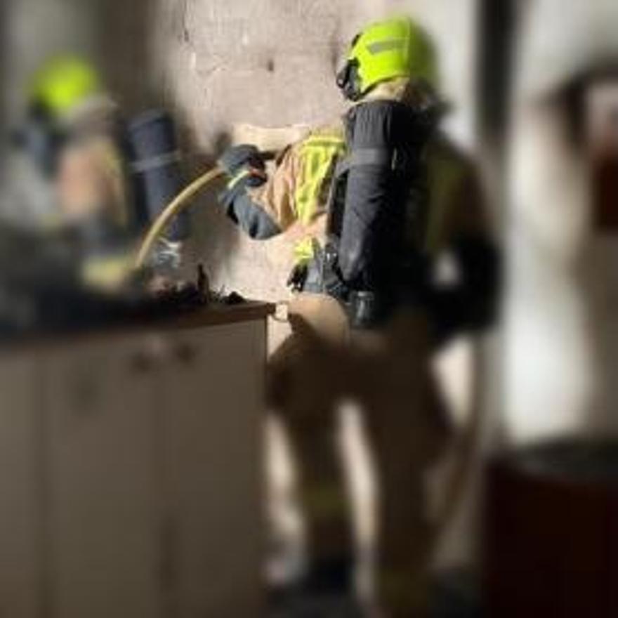 Los bomberos en el interior de la casa