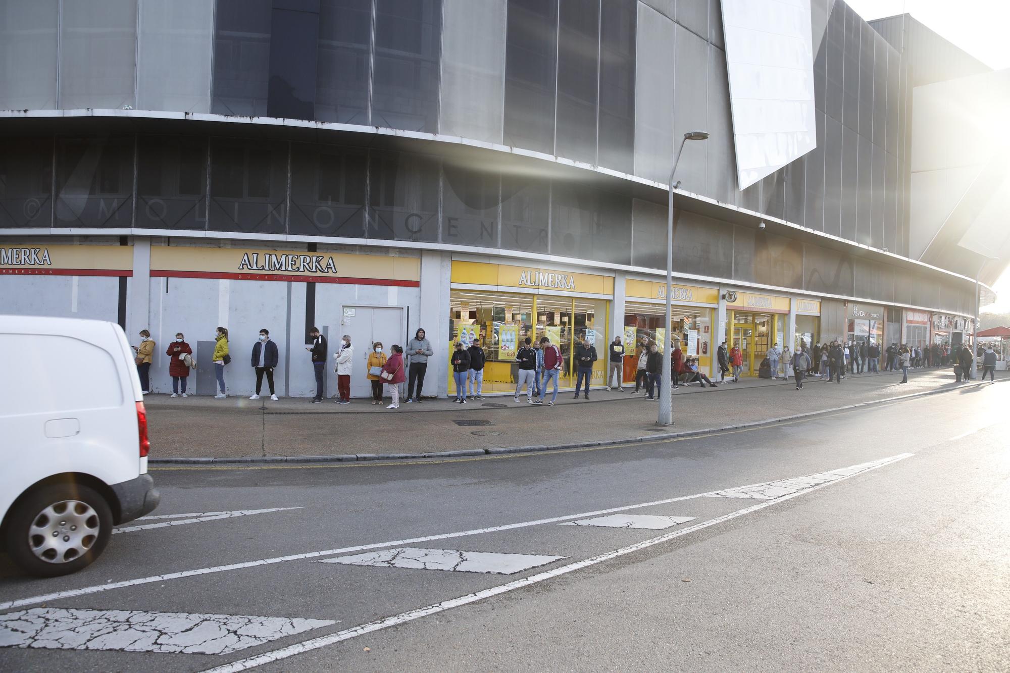 Colas en El Molinón para comprar las entradas para el partido ante el Lugo