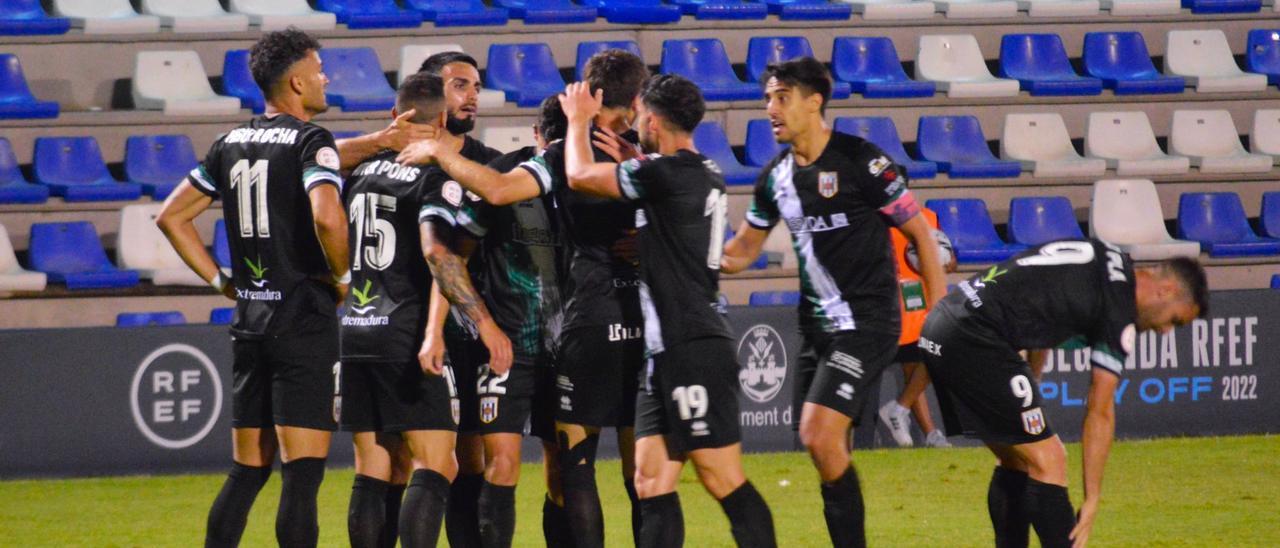 Los jugadores del Mérida celebran el gol de Diego López.