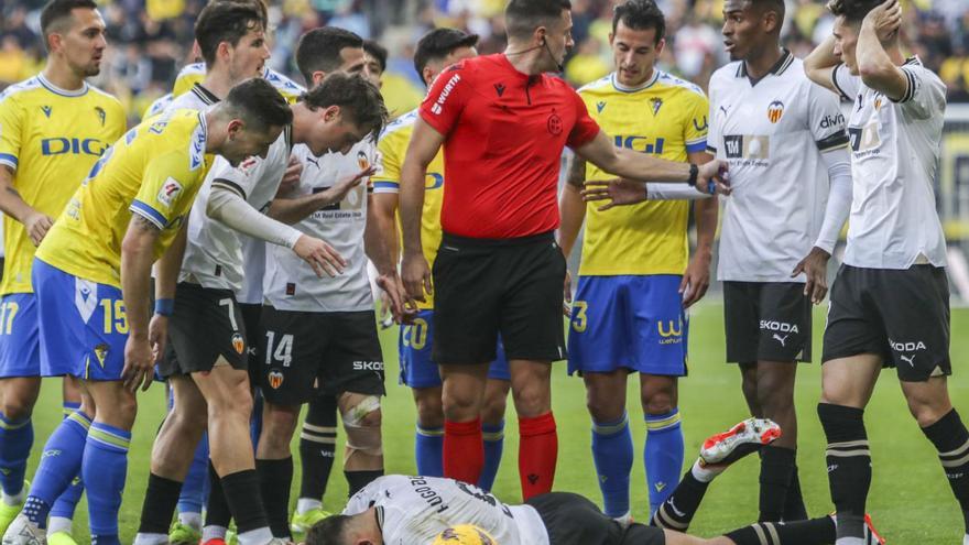 Hugo Duro, en el suelo tras recibir el puñetazo sin balón de Luis Hernández. | EFE/ROMÁN RÍOS