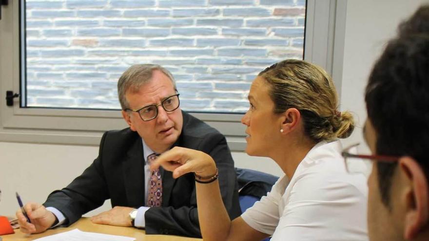 El consejero de Sanidad, Francisco del Busto, y la gerente del área sanitaria I, Susana Santamarina, en la reunión celebrada ayer en Jarrio.