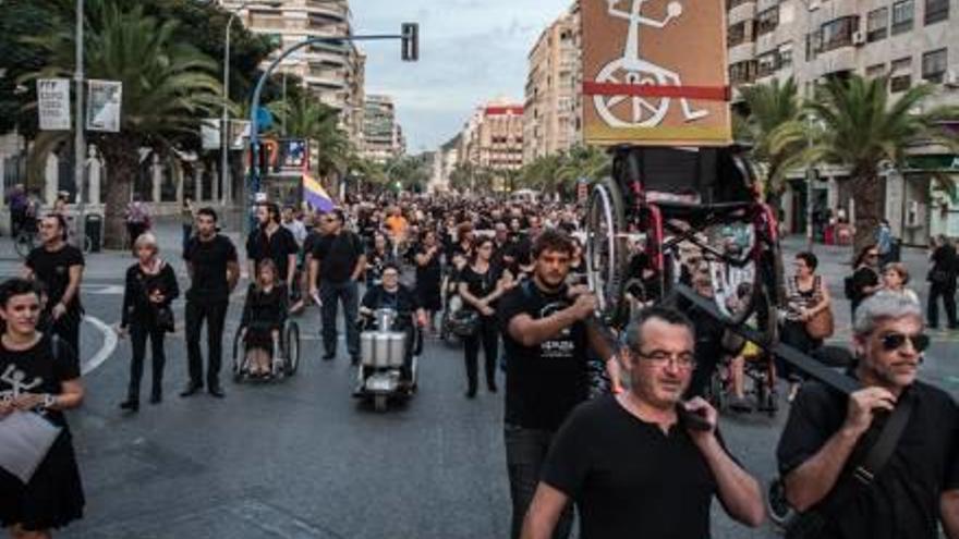 Decenas de discapacitados y familiares protestan contra el copago y los recortes en dependencia.