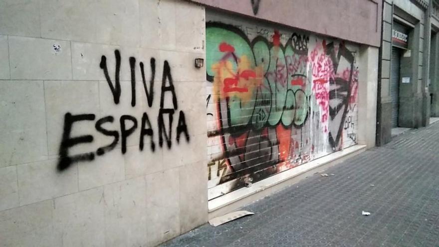 La sede de la CUP amanece con una pintada de &quot;Viva España&quot;