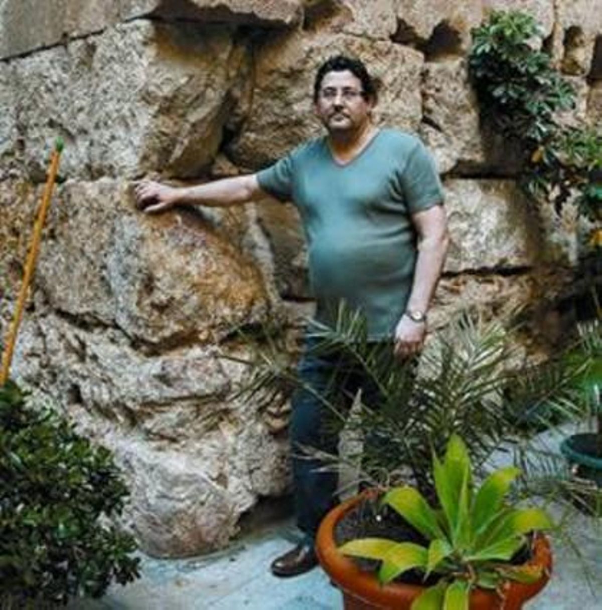 La muralla romana 33 Juan Gómez es recolza al mur al Pati Llimona. La muralla romana 33 Juan Gómez es recolza al mur al Pati Llimona.