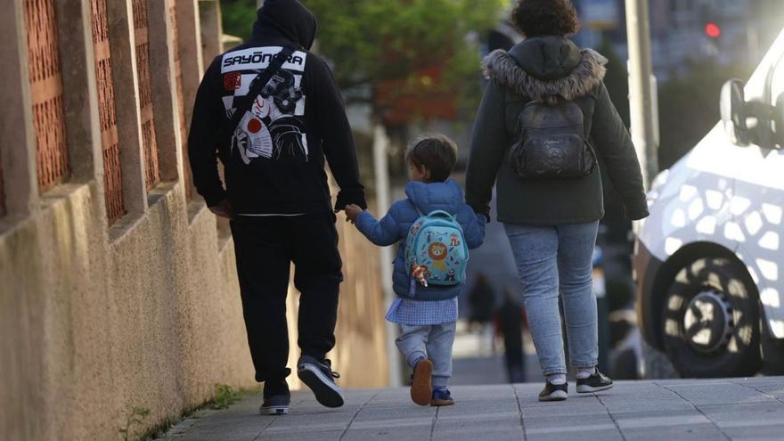 Un niño, recogido por sus padres en un colegio, ayer. | MIKI LÓPEZ