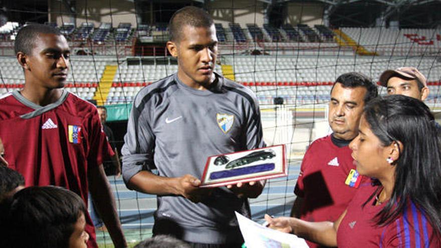 Salomón Rondón recibió una placa conmemorativa del club Llano Alto.