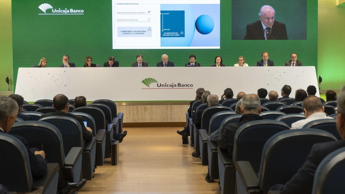 Otra imagen de la junta de accionistas de Unicaja Banco.