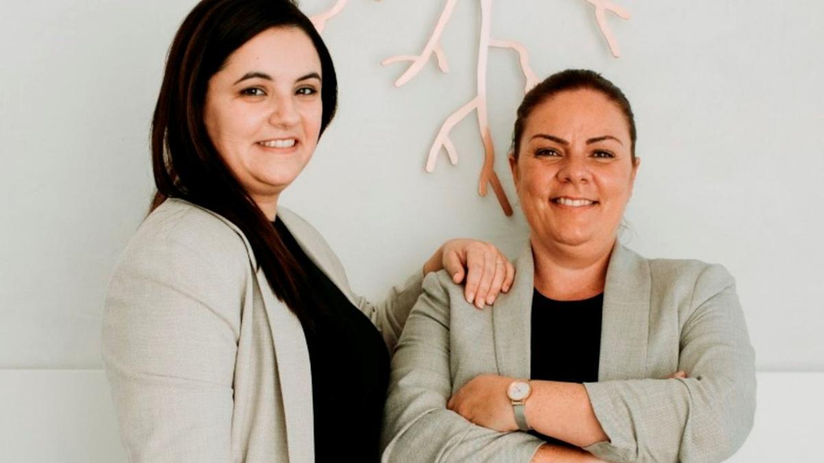 Raquel Navarro (i) y María José Plasencia, sumilleres de El Rincón de Juan Carlos.