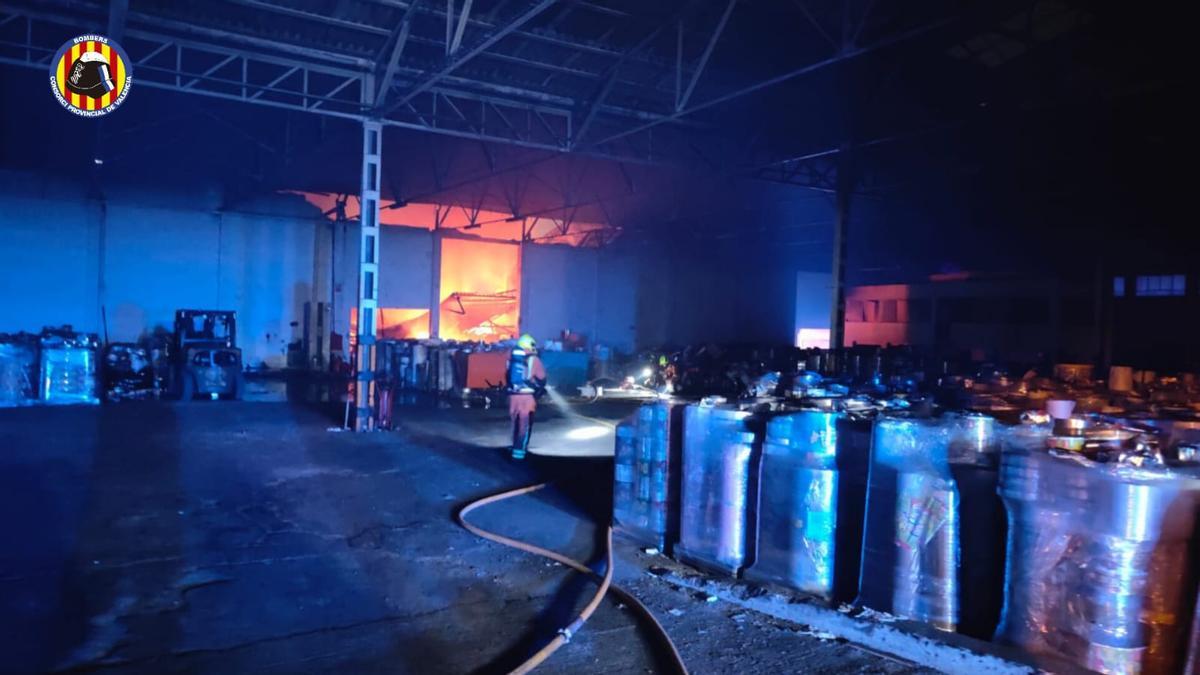 Los bomberos trabajan en la extinción del incendio.