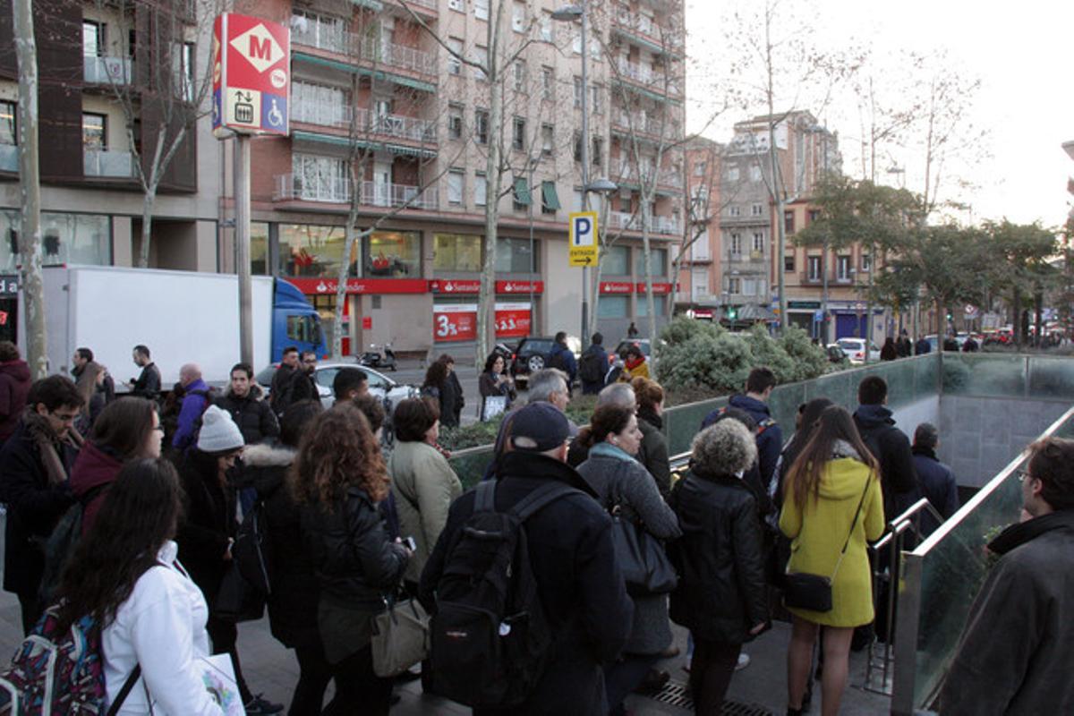 Usuarios de Rodalies hacen cola en el acceso de la estación del metro de Pompeu Fabra, en Badalona