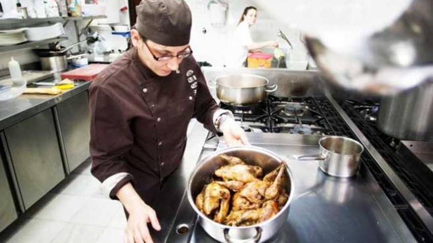 Un cocinero, dando el último toque a un plato.