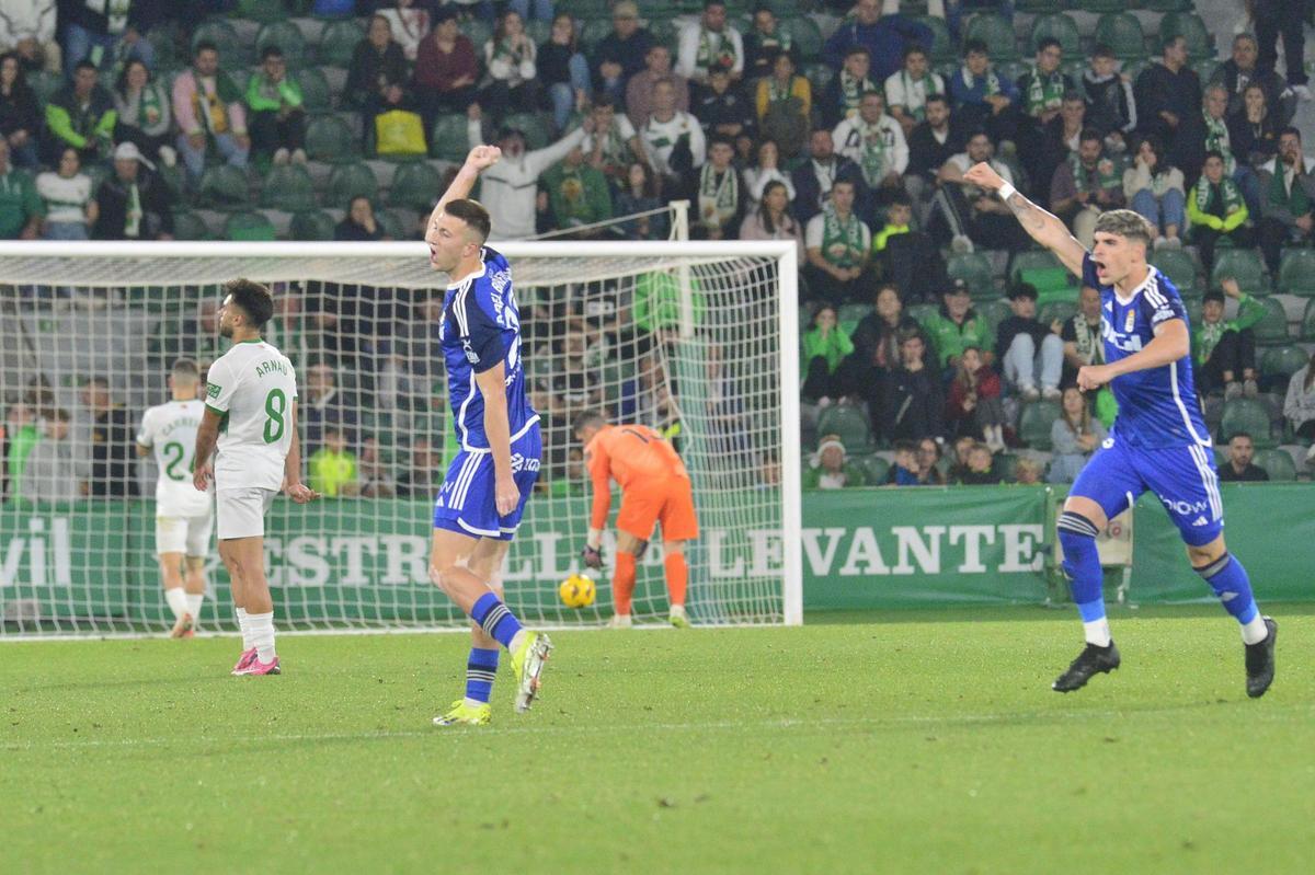 Los jugadores del Oviedo celebran su segundo gol contra el Elche, mientras que Dituro recoge el balón del fondo de su portería