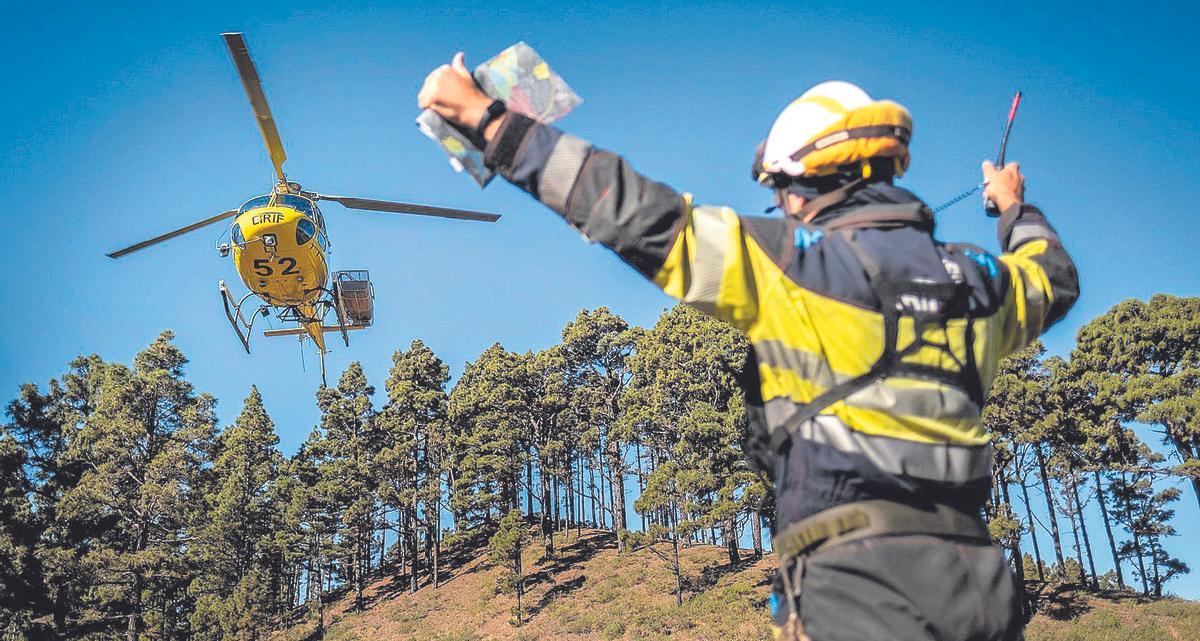 Un agente forestal envía señales al piloto del  helicóptero durante un entrenamiento