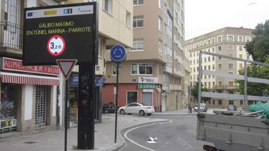 El gálibo de la Marina, indicado en la calle Torre