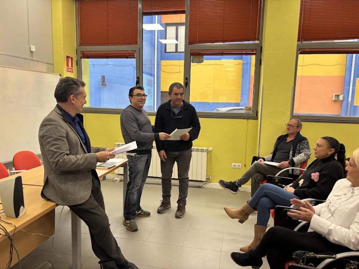 Chema González Beovidez entrega el certificado a Agustín Rodríguez en presencia de José Rivas.