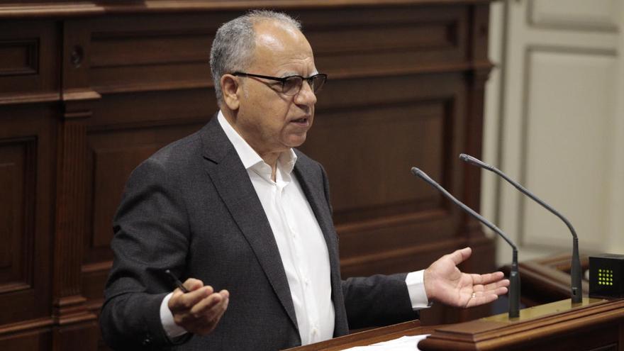 Casimiro Curbelo, en el pleno del Parlamento.