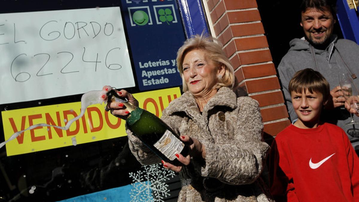 María Luisa Ron, de la administración de lotería de Leganés, celebra haber repartido el gordo.