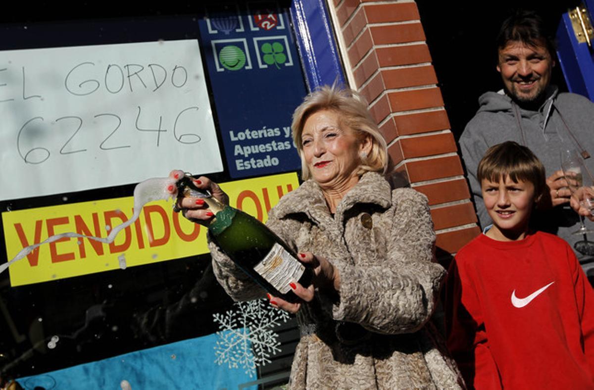 María Luisa Ron, de l’administració de loteria de Leganés, celebra haver repartit la Grossa.