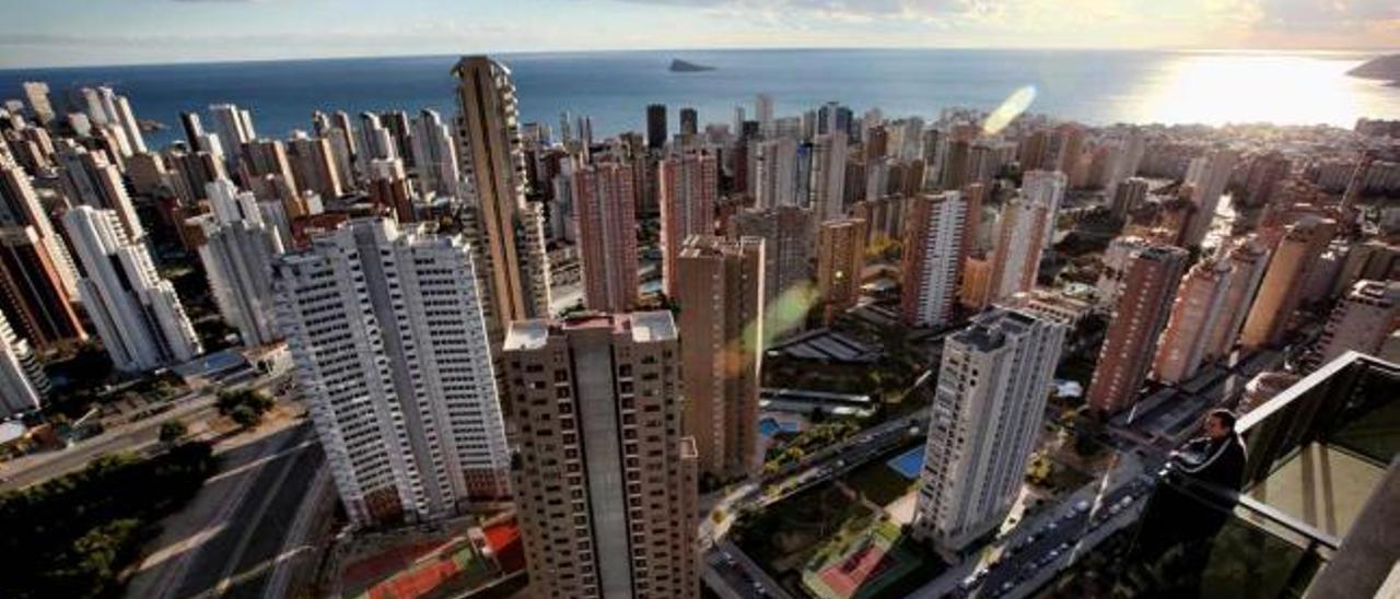 Vista panorámica de las decenas de rascacielos que copan el skyline de Benidorm.