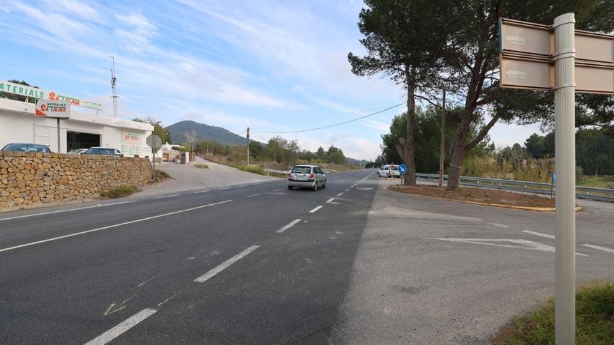 Muere una joven en un accidente entre una moto y un camión en una carretera de Ibiza
